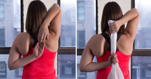 Estiramiento con toalla para la espalda y la columna