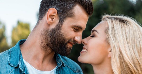 Accidentalmente vio una foto de su marido con otra mujer y descubrió todo lo que había estado ocultando cuidadosamente…