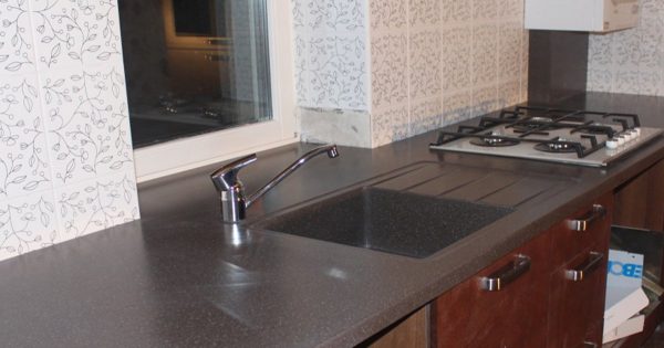 ¿Necesito instalar un fregadero en la cocina debajo de la ventana?