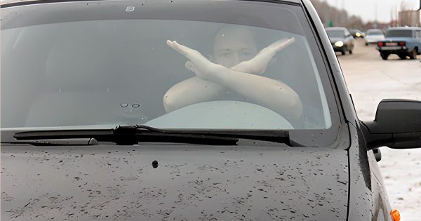 Si un conductor que circula en sentido contrario se cruza de brazos, algo urgente pasa Si un conductor que circula en sentido contrario se cruza de brazos, algo urgente pasa