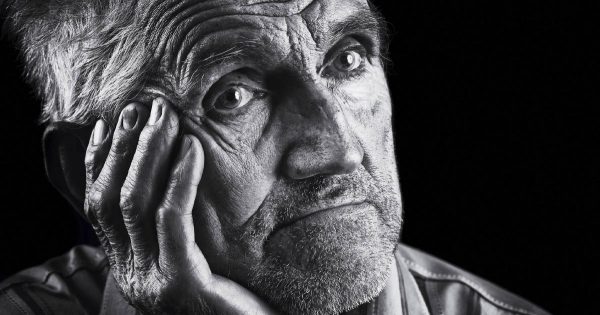 La abuela recorrió el mercado en busca de alguien que aceptara su pedido como pago, sólo un chico respondió