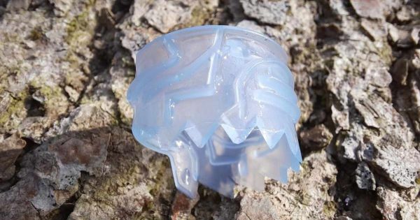 Al beber un paquete de jugo, el niño dijo que algo estaba golpeando en el fondo