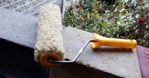 Por primera vez, él mismo enyesó y pintó las paredes, enrolló cinta adhesiva en un rodillo siguiendo el consejo de un pintor