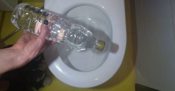 Una botella de plástico devuelve la blancura a la taza del váter, un truco de las asistentas polacas Una botella de plástico devuelve la blancura a la taza del váter, un truco de las asistentas polacas