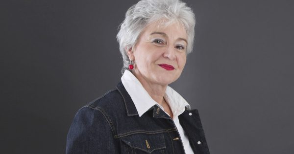 Hermosas canas y por qué es hora de cambiar tu actitud hacia ellas