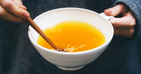 Una cucharadita de cúrcuma en agua hirviendo, tómala en ayunas. ¡Olvidarás de las enfermedades!