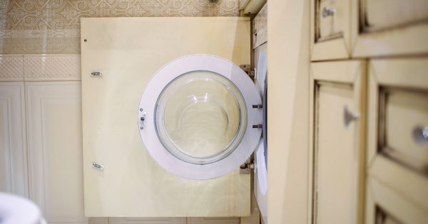 Por qué debes cerrar la lavadora al salir de casa
