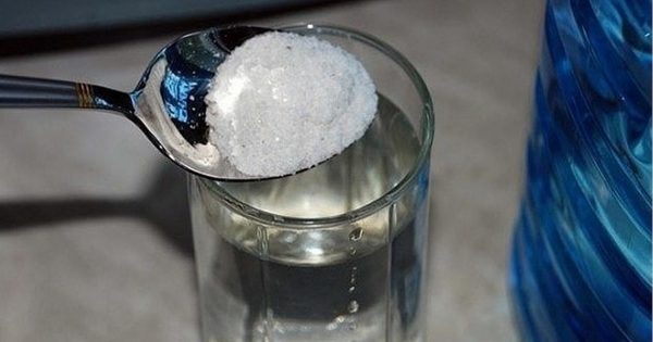 Ella puso un vaso con sal y vinagre en el dormitorio… ¡Ahora también uso este truco!