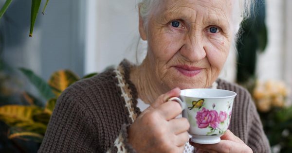 ¿Se arrepiente una mujer de noventa años de haber elegido no tener hijos a una edad temprana?