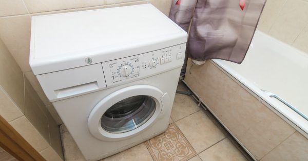Un fontanero recomendó sacar la lavadora del baño, diciendo que no es un lugar para ella