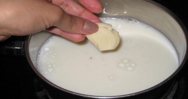 Ella puso ajo en la leche hirviente. ¡El resultado fue una salvación para toda la familia!