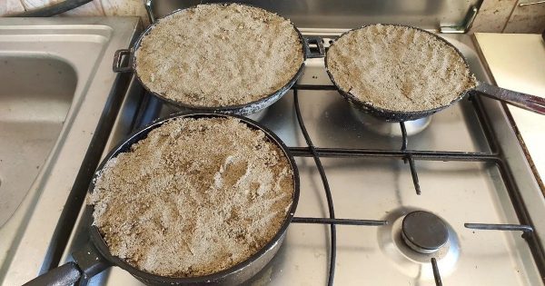 Limpieza de ollas con arena