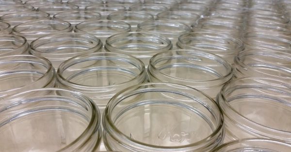 Artículos infelices para quemar en un volcán de limpieza