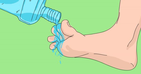 Aplica un poco de este famoso enjuague bucal en tus pies… ¡En media hora te vas a sorprender!