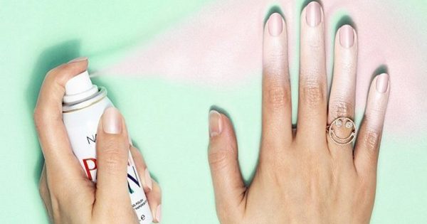 ¡Buen truco para todos que odian pintarse las uñas! El resultado es una manicura perfecta…