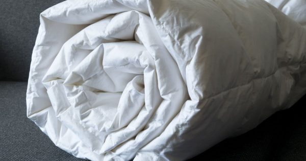 Una costurera sin máquina de coser muestra cómo hacer una manta con una funda nórdica en un instante