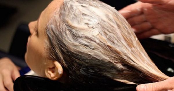 Ni un champú caro más… ¡Basta un paquete de levadura, y tu cabello lucirá increíblemente fuerte y reluciente!