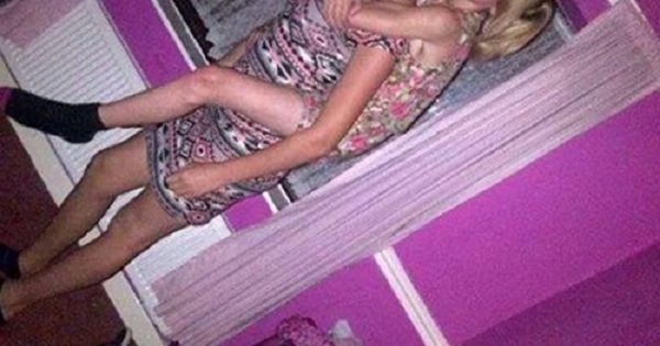 Si no hubiera mirado detrás del espejo, ese padre jamás habría descubierto el secreto de su hija.