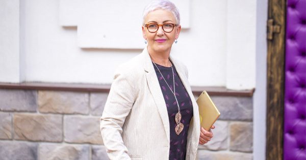 ¿Qué faldas deberían evitar las damas elegantes?