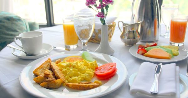 Malos hábitos durante el desayuno que repetimos una y otra vez, pero es hora de parar