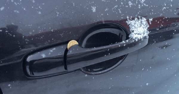 La trampa de la moneda: ¡Si notas una moneda en la puerta del automóvil, alerta!