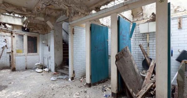 Una mujer compró un baño público y lo convirtió en un apartamento de ensueño.