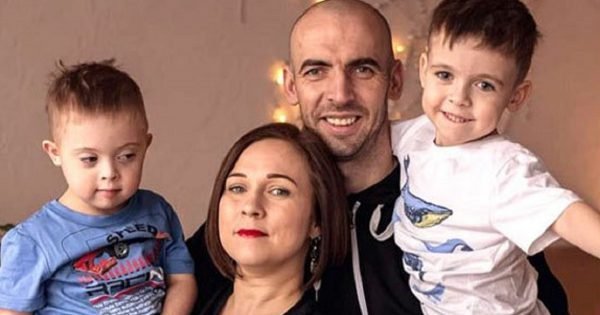 ¿Qué debe hacer una madre que ha dado a luz a mellizos, si uno de los niños resulta ser especial?