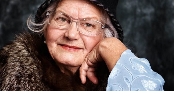 Todos en la peluquería se rieron cuando la abuela le mostró el corte de pelo que quería. Ella salió llorando…