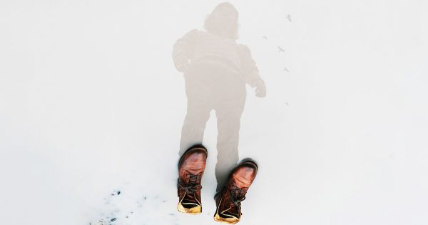 Ella prometió dar su ropa vieja a sus parientes más cercanos. Una adivina no aprobaría tal generosidad. Ella prometió dar su ropa vieja a sus parientes más cercanos. Una adivina no aprobaría tal generosidad.