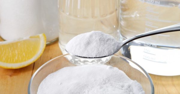 ¿Por qué las amas de casa expertas ponen sal en el suelo de la cocina?