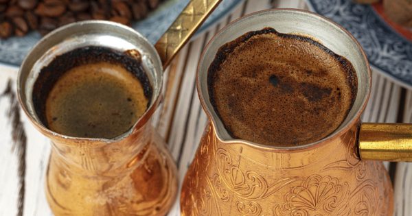 Mi suegra me enseñó a hacer café turco en una jarra para que ya no quiera ir a una cafetería