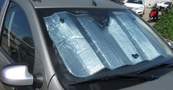 El error de quienes ponen una pantalla reflectante en el parabrisas