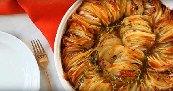 Patatas crujientes al horno para una compañía grande.