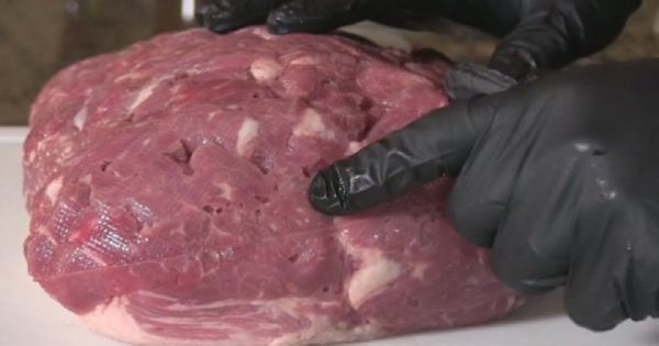 Parece un simple trozo de carne, común y corriente. ¡Pero al mirarlo de cerca, encontré algo horrible!