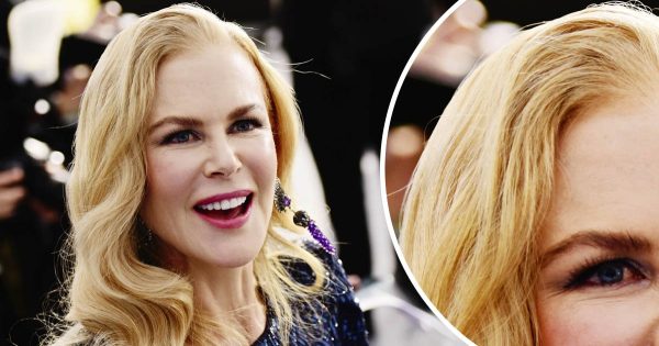 Las mujeres de más de 50 con el pelo largo y suelto se parecen brujas de un cuento de hadas. Las mujeres de más de 50 con el pelo largo y suelto se parecen brujas de un cuento de hadas.