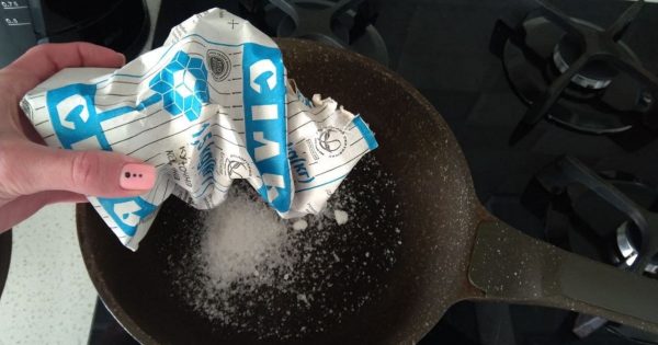 Echo sal en la sartén para deshacerme de la influencia negativa de los demás.