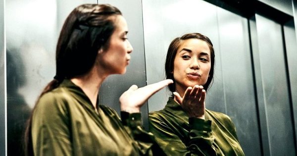 Por qué hay un espejo en el ascensor: 3 razones no evidentes