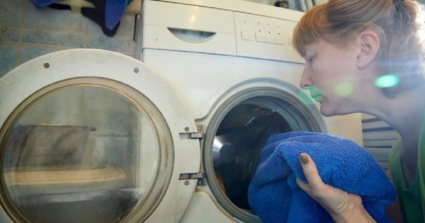 ¿Por qué la ropa huele mal después del lavado?