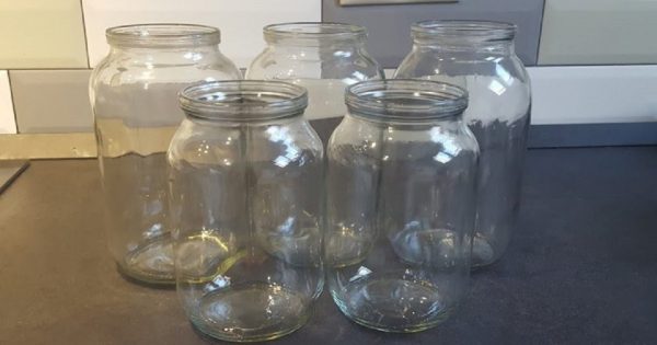 Por qué no debes guardar envases vacíos en casa