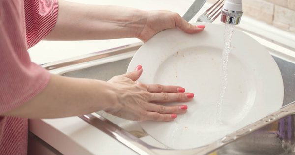 No hay que lavar los platos en casa de otros