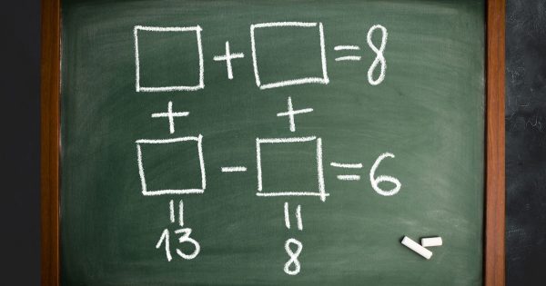 Un niño japonés de segundo curso se ríe cuando ve tus errores en un problema Un niño japonés de segundo curso se ríe cuando ve tus errores en un problema