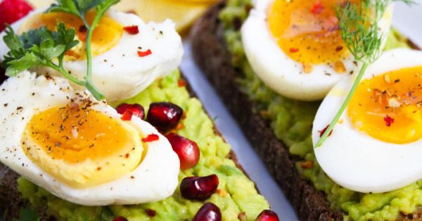 Prestaba dinero constantemente a una amiga, pero al ver los bocadillos de aguacate en su mesa, hice un escándalo y dejé de ayudarla económicamente.