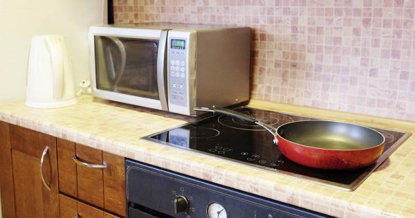 Por qué las amas de casa cambian masivamente las viejas estufas de gas por otras de inducción incorporada