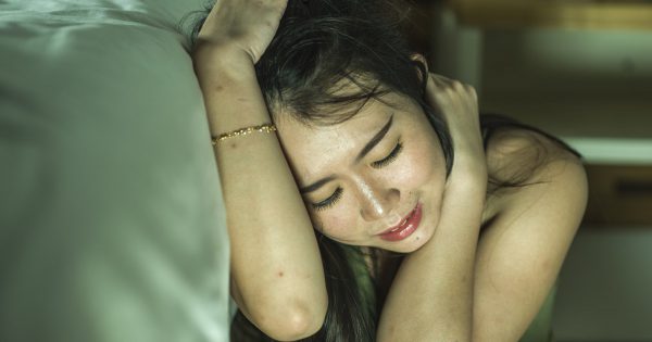 Empezó a sospechar que su marido tenía otra mujer, así que decidió comprobarlo y se escondió bajo la cama