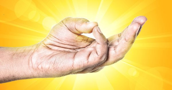 El anciano me pidió unir el pulgar y el meñique, miró cuidadosamente mis manos y luego pronunció una interpretación asombrosa. El anciano me pidió unir el pulgar y el meñique, miró cuidadosamente mis manos y luego pronunció una interpretación asombrosa.