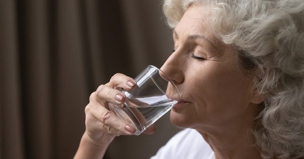 Lo que hago con un vaso de agua tibia en la mañana Lo que hago con un vaso de agua tibia en la mañana
