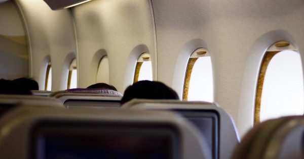 Una mujer ocupó descaradamente nuestro asiento junto a la ventanilla del avión, por lo que fue inmediatamente expulsada del vuelo