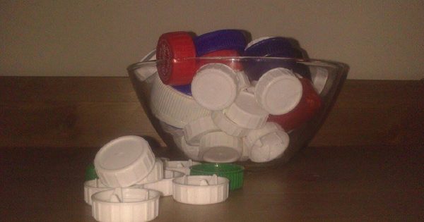 ¿Por qué en cada hogar español respetable hay una caja con tapas de plástico?