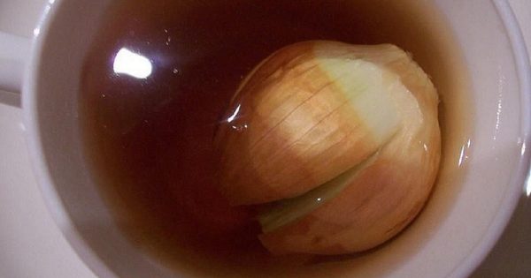 El viejo cortó la cebolla y la colocó en el té… ¡Cuando supe el por qué, no dude en probar su efectividad!
