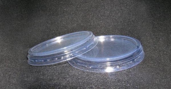 Selección de artesanías hechas de residuos plásticos.